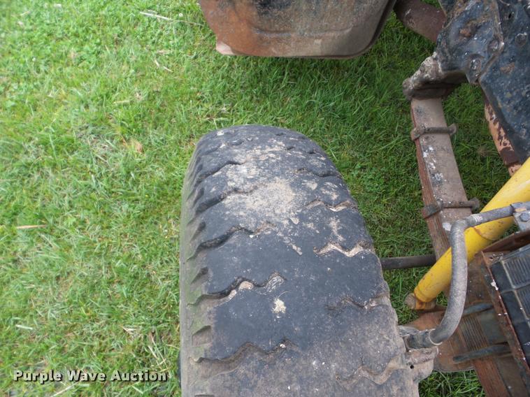 image for item J8631 1974 Ford 900 grain truck