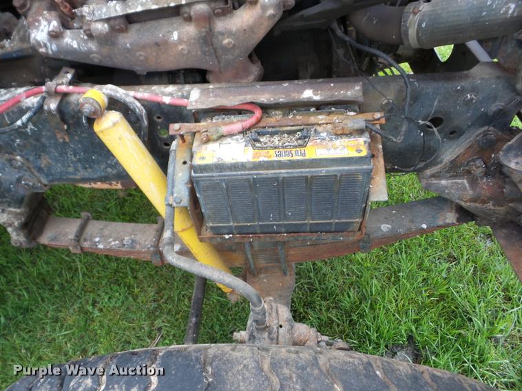 image for item J8631 1974 Ford 900 grain truck