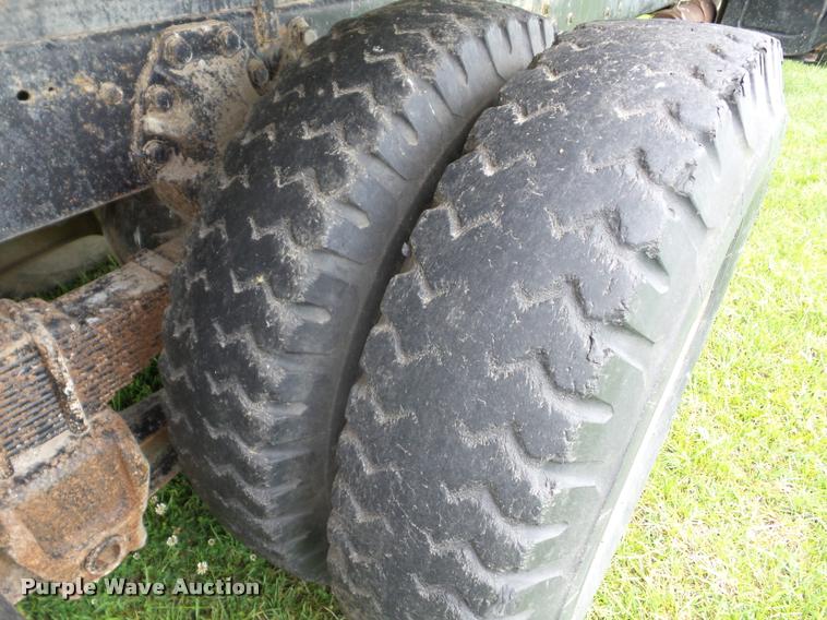 image for item J8631 1974 Ford 900 grain truck