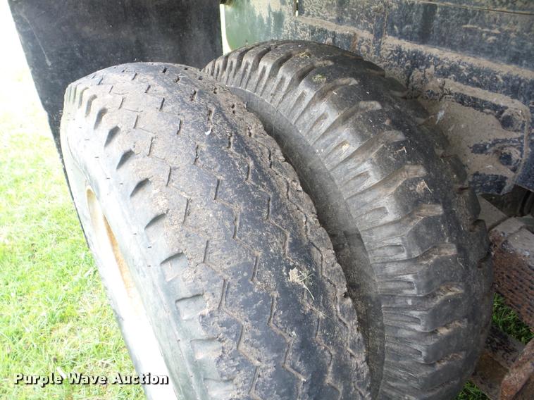 image for item J8631 1974 Ford 900 grain truck