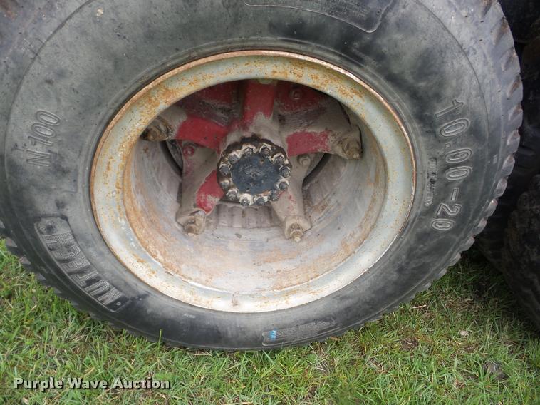 image for item J8631 1974 Ford 900 grain truck