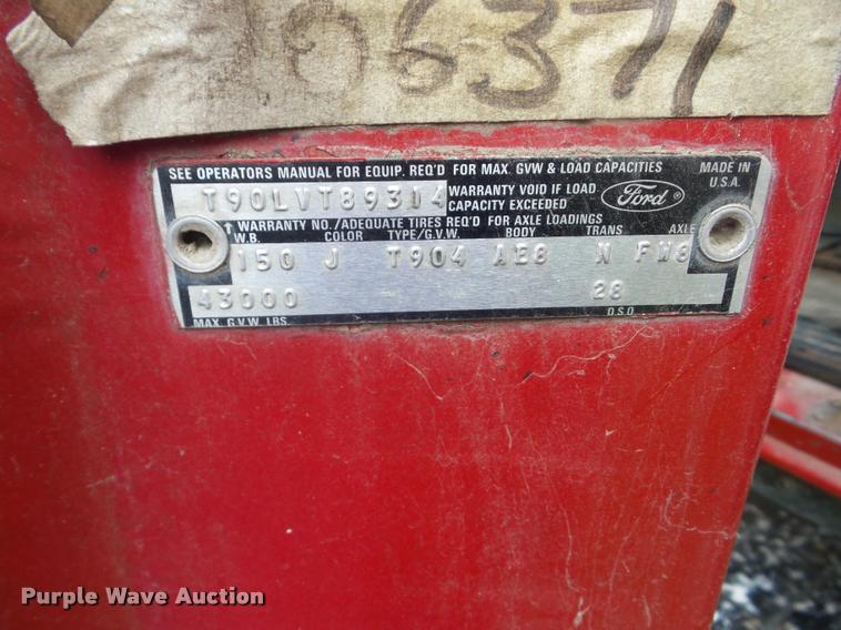 image for item J8631 1974 Ford 900 grain truck