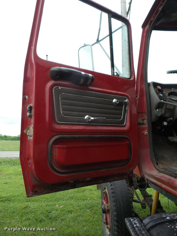 image for item J8631 1974 Ford 900 grain truck