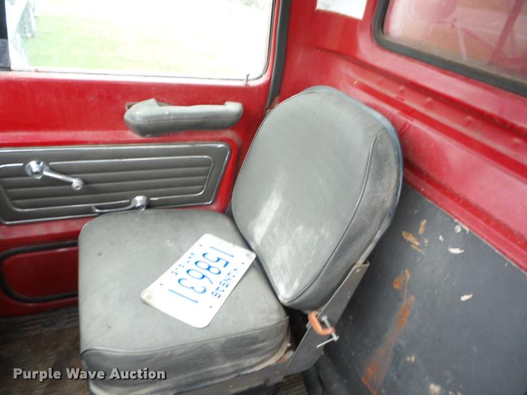 image for item J8631 1974 Ford 900 grain truck