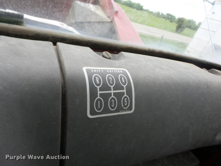 image for item J8631 1974 Ford 900 grain truck