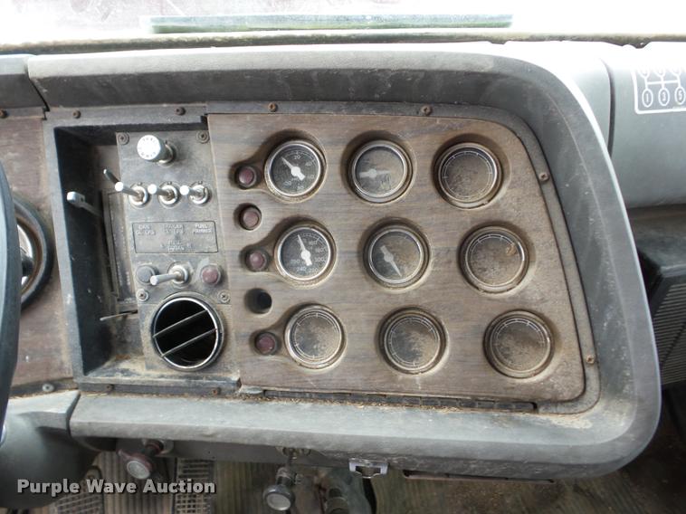 image for item J8631 1974 Ford 900 grain truck