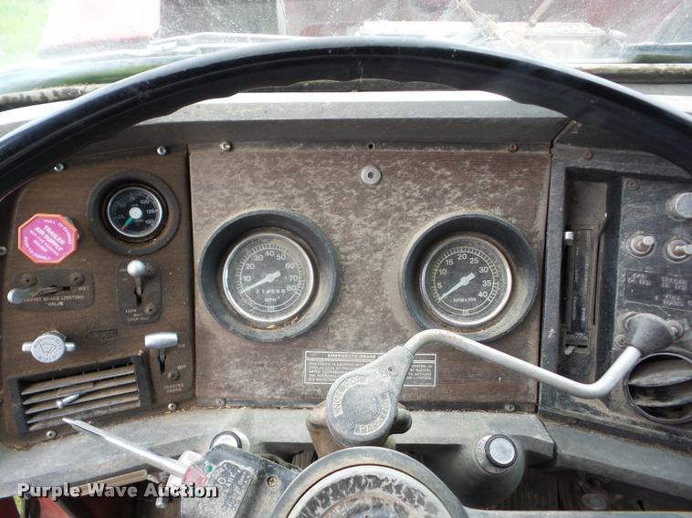 image for item J8631 1974 Ford 900 grain truck