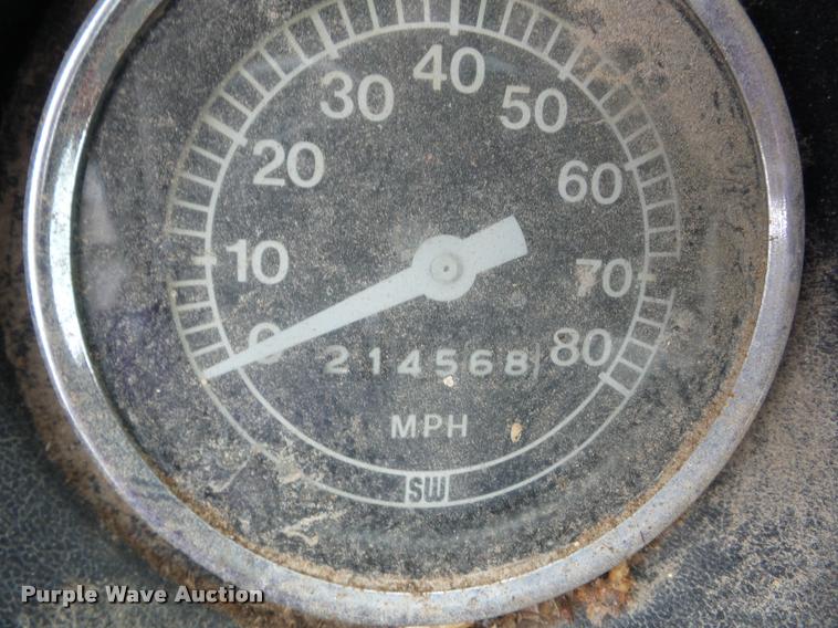 image for item J8631 1974 Ford 900 grain truck