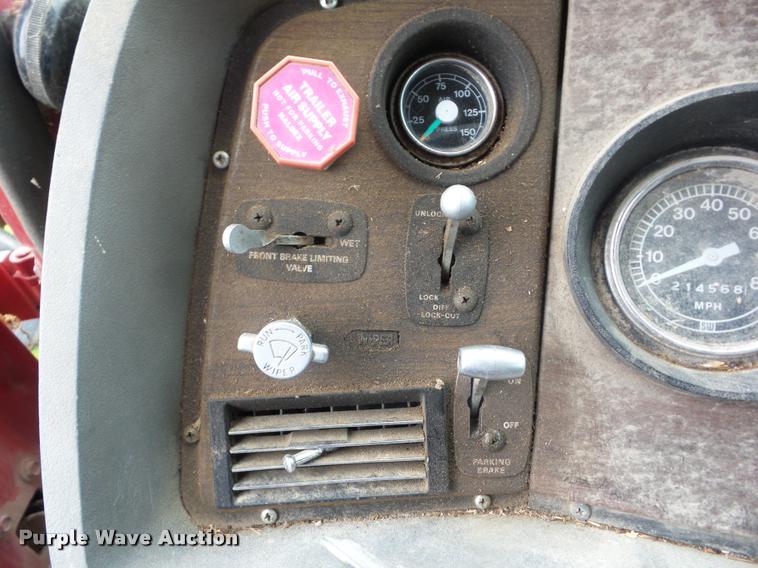 image for item J8631 1974 Ford 900 grain truck