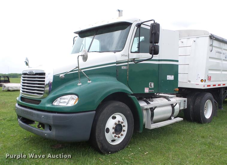 image for item J8633 2005 Freightliner Columbia semi truck