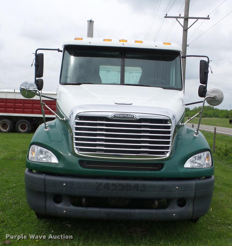 image for item J8633 2005 Freightliner Columbia semi truck