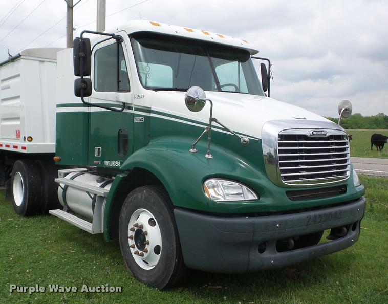 image for item J8633 2005 Freightliner Columbia semi truck