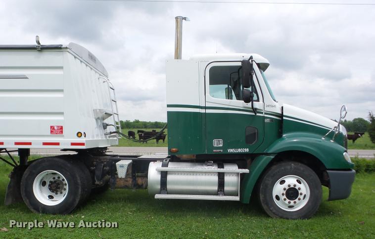 image for item J8633 2005 Freightliner Columbia semi truck