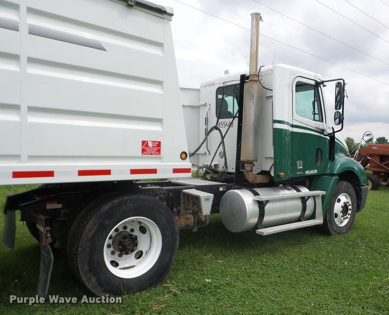 image for item J8633 2005 Freightliner Columbia semi truck