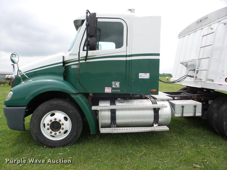 image for item J8633 2005 Freightliner Columbia semi truck