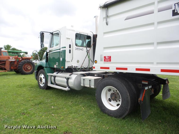 image for item J8633 2005 Freightliner Columbia semi truck