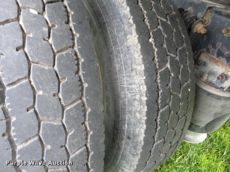 image for item J8633 2005 Freightliner Columbia semi truck