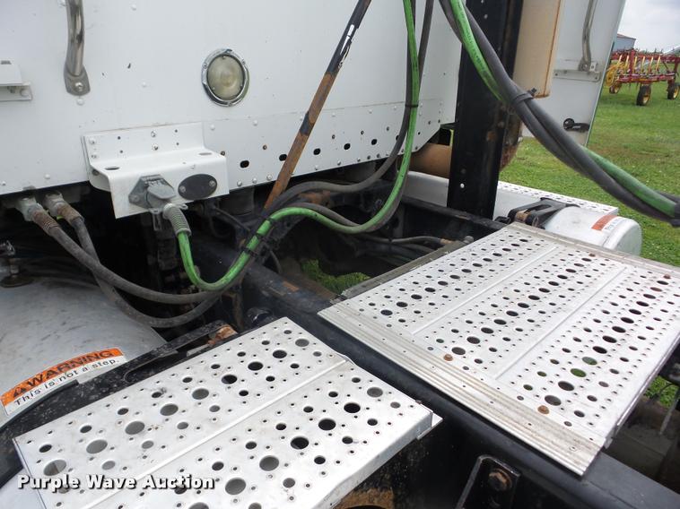 image for item J8633 2005 Freightliner Columbia semi truck