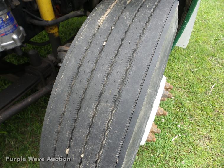 image for item J8633 2005 Freightliner Columbia semi truck