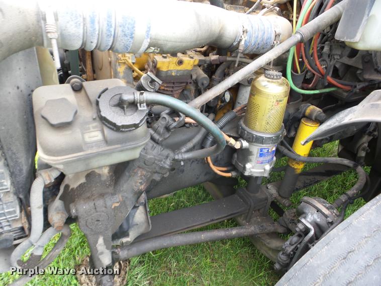 image for item J8633 2005 Freightliner Columbia semi truck