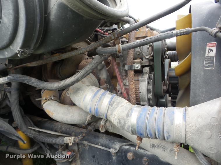 image for item J8633 2005 Freightliner Columbia semi truck