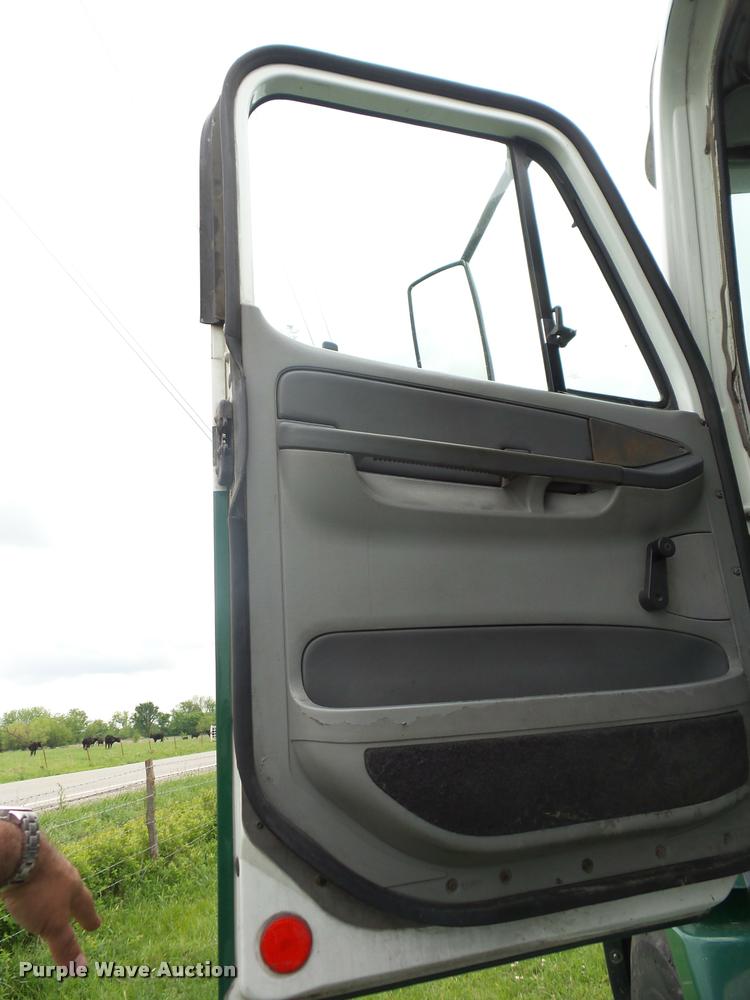 image for item J8633 2005 Freightliner Columbia semi truck