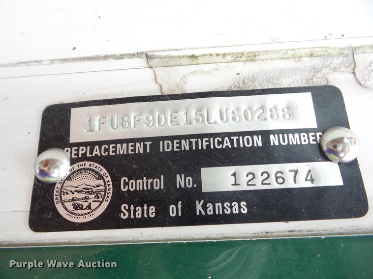 image for item J8633 2005 Freightliner Columbia semi truck