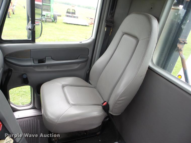 image for item J8633 2005 Freightliner Columbia semi truck