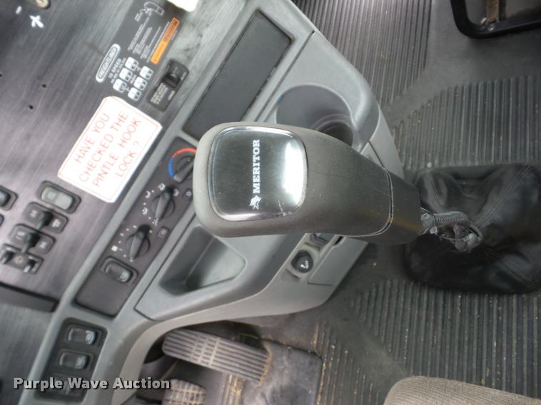 image for item J8633 2005 Freightliner Columbia semi truck