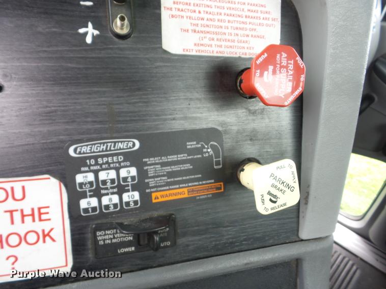 image for item J8633 2005 Freightliner Columbia semi truck