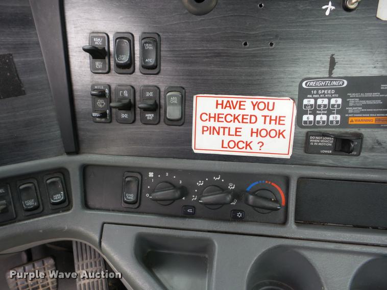 image for item J8633 2005 Freightliner Columbia semi truck