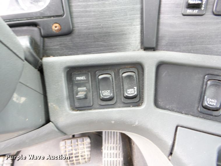 image for item J8633 2005 Freightliner Columbia semi truck