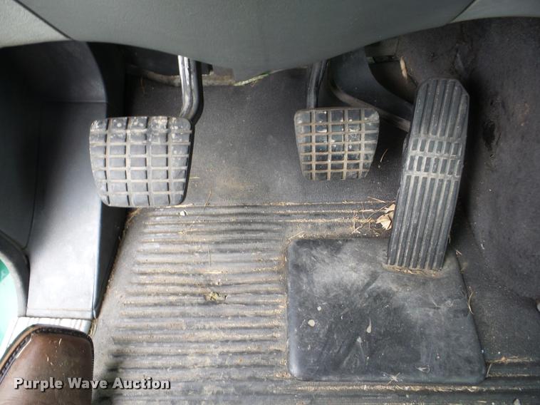 image for item J8633 2005 Freightliner Columbia semi truck