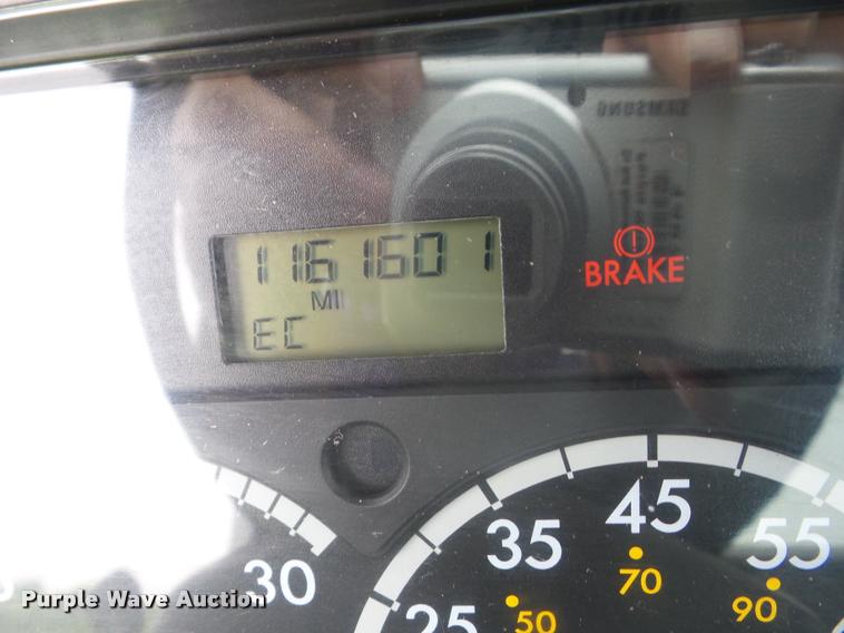 image for item J8633 2005 Freightliner Columbia semi truck