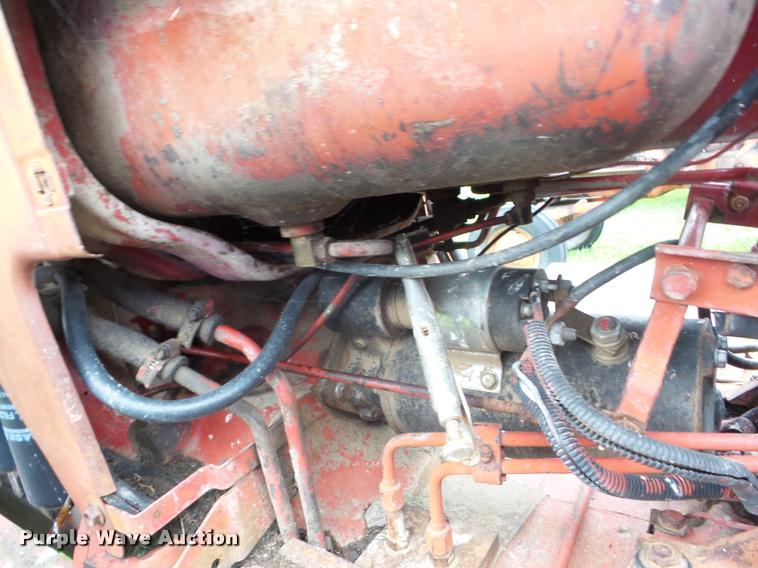 image for item J8634 1976 International 966 tractor