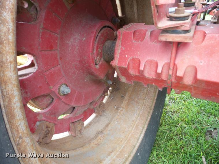 image for item J8634 1976 International 966 tractor