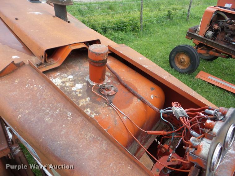 image for item J8634 1976 International 966 tractor