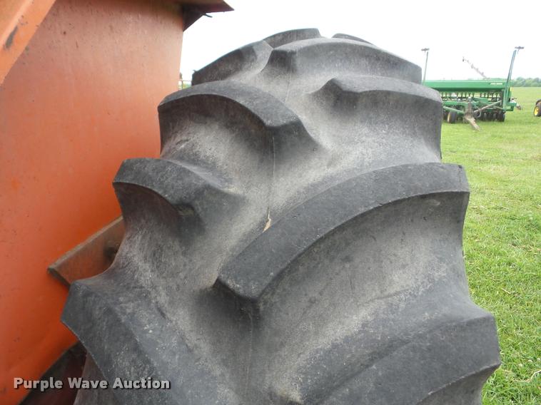 image for item J8636 1977 Allis Chalmers 7040 tractor