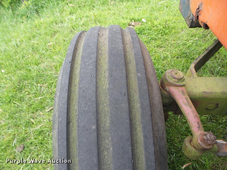 image for item J8636 1977 Allis Chalmers 7040 tractor