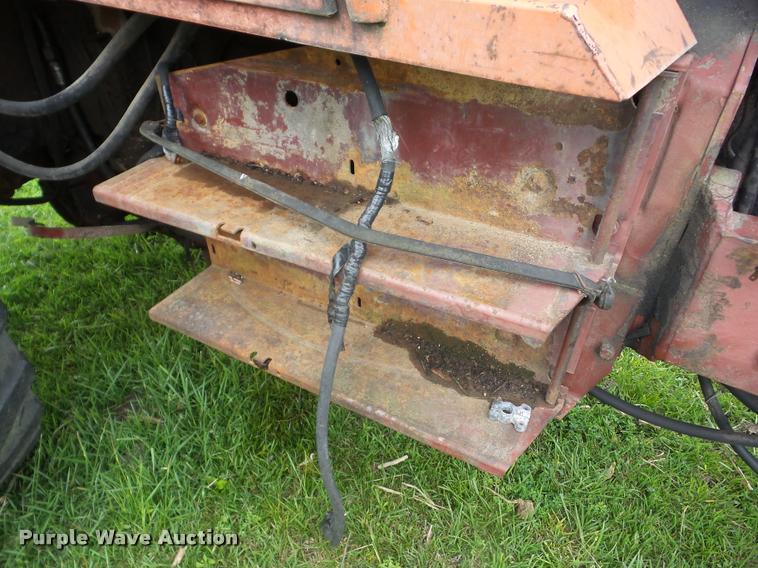 image for item J8636 1977 Allis Chalmers 7040 tractor