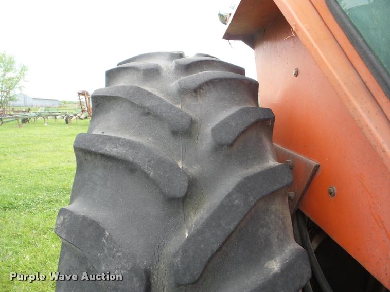 image for item J8636 1977 Allis Chalmers 7040 tractor