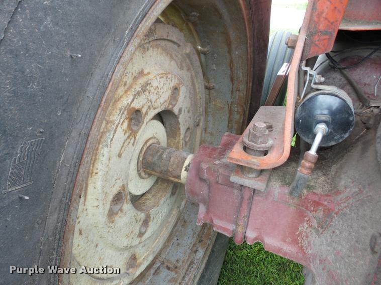 image for item J8636 1977 Allis Chalmers 7040 tractor