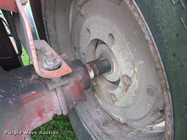 image for item J8636 1977 Allis Chalmers 7040 tractor