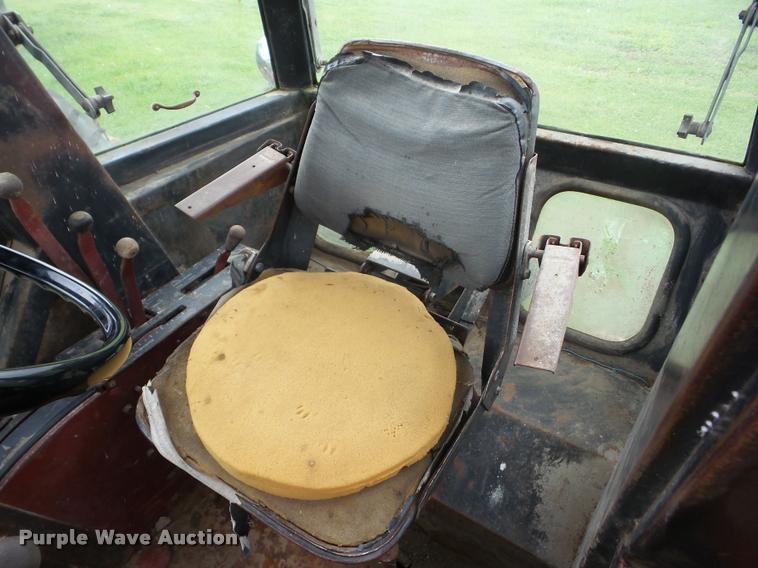 image for item J8636 1977 Allis Chalmers 7040 tractor