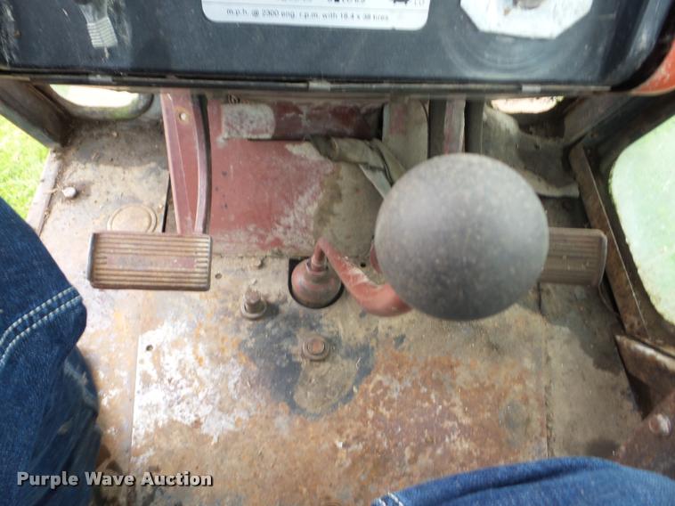 image for item J8636 1977 Allis Chalmers 7040 tractor