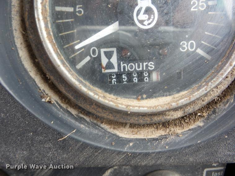 image for item J8636 1977 Allis Chalmers 7040 tractor