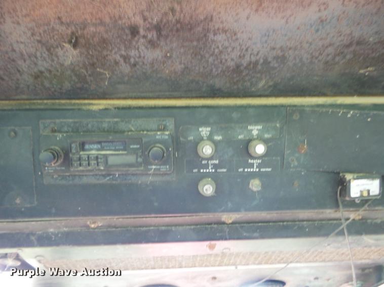 image for item J8636 1977 Allis Chalmers 7040 tractor