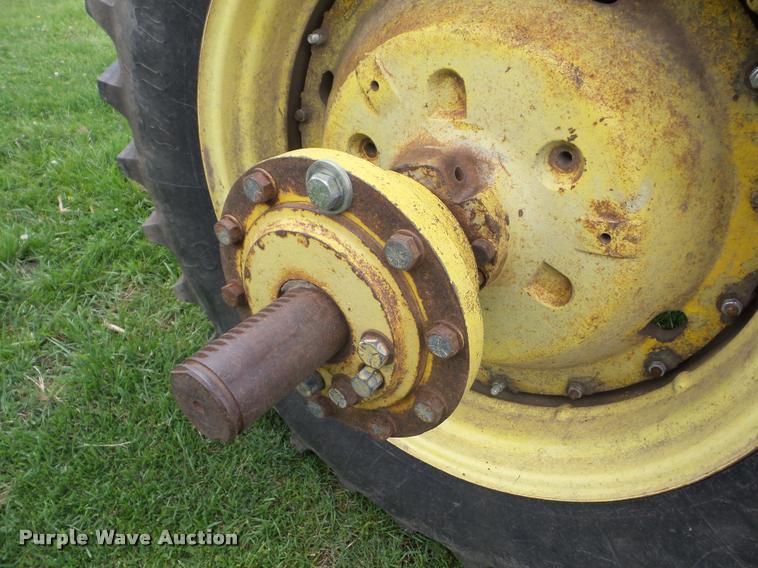 image for item J8637 1976 John Deere 4630 tractor