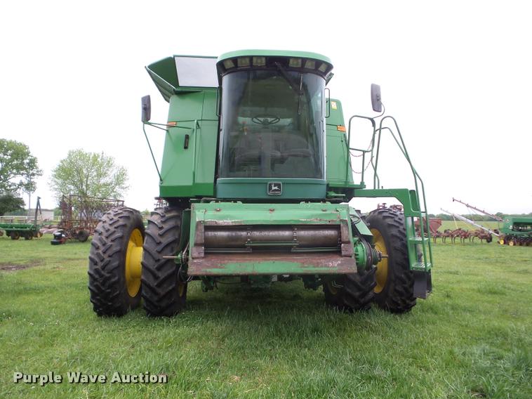 image for item J8638 1990 John Deere 9600 combine