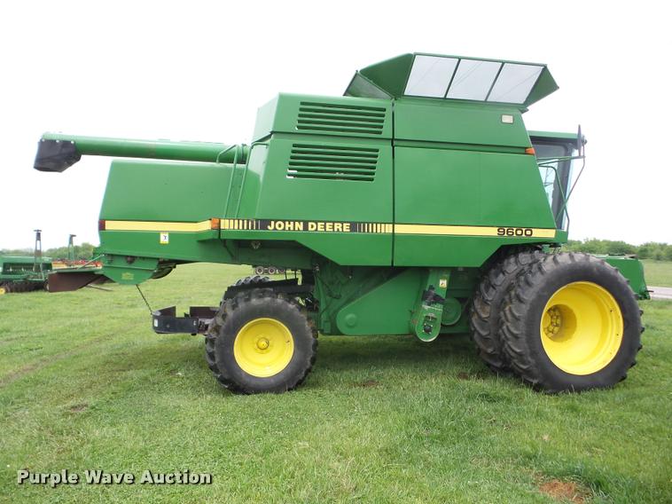 image for item J8638 1990 John Deere 9600 combine